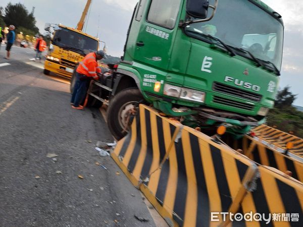 ▲▼西濱公路苗栗後龍施工路段27日清晨1小時內南、北向車道各發生1件大型車輛衝撞改道護欄意外，其中1名駕駛受傷送醫。（圖／記者蔡文淵翻攝）