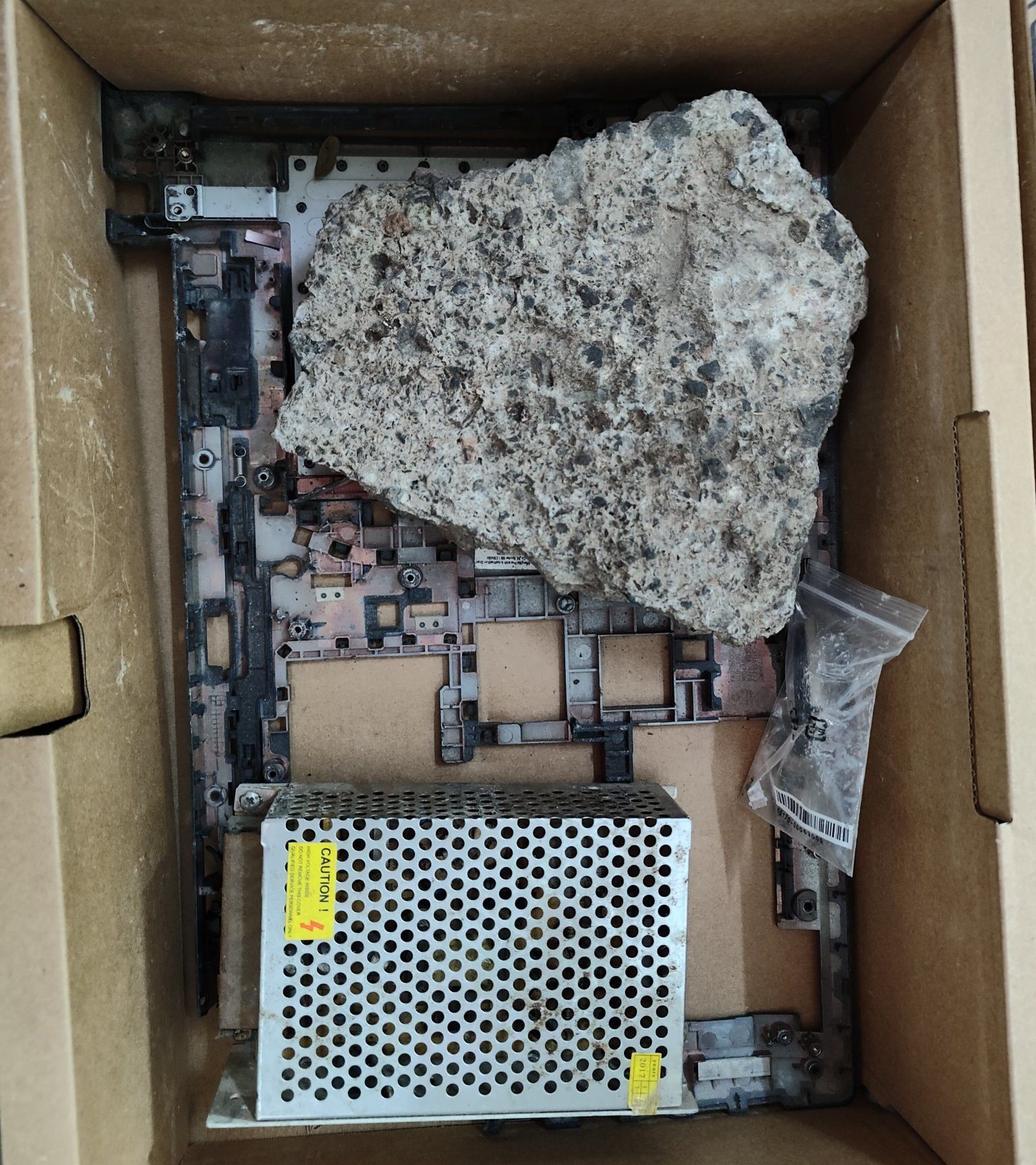 ▲▼印度男子網購筆電收到一塊大石頭和電子垃圾。（圖／翻攝自推特@Chinmaya_ramana）