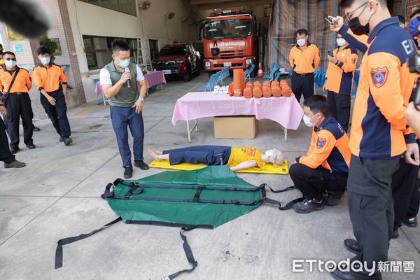 ▲台南市歸仁區和欣護理之家，捐贈第五救災救護大隊軟式人體搬運背帶12組儀式，由李博閔副大隊長代表受贈。（圖／記者林悅翻攝，下同）