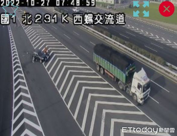 ▲中山高北上231公里處，休旅車疑因錯過交流道，直接在車道上減速，如「螃蟹橫移」方式切出至外線車道，遭後方大貨車撞擊。（圖／記者蔡佩旻翻攝）