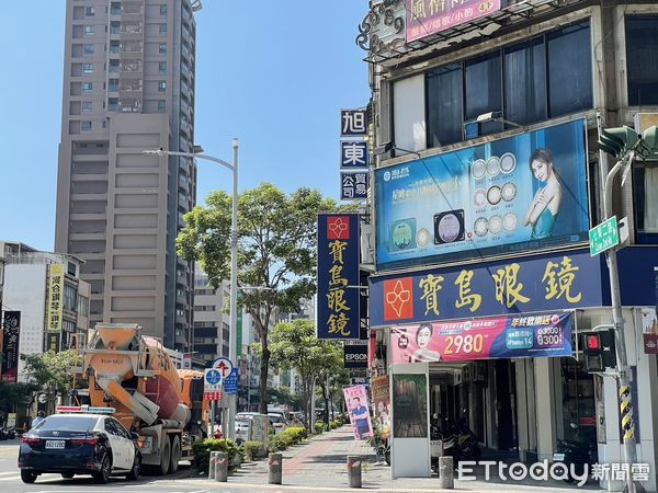 ▲▼警車陪水泥車違停4小時。（圖／記者許展溢攝）