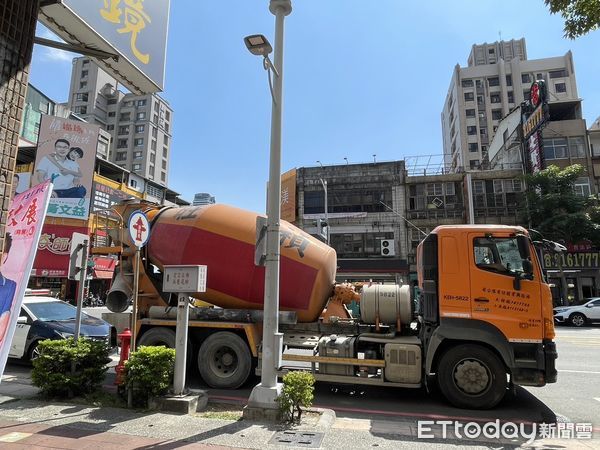 ▲▼警車陪水泥車違停4小時。（圖／記者許展溢攝）