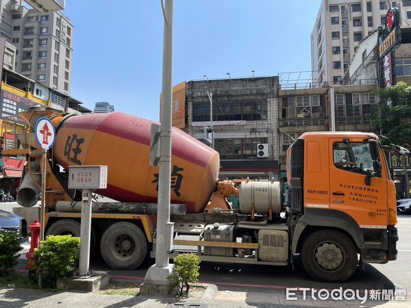 ▲▼警車陪水泥車違停4小時。（圖／記者許展溢攝）