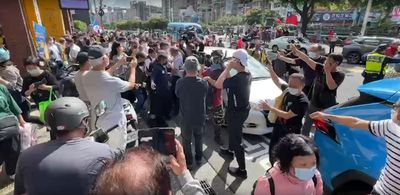 他怒曝韓國瑜陪謝國樑掃街照 人潮塞爆市場占車道:拜託別擾民!