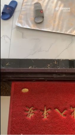 熱心住戶幫哈士奇找家。（圖／翻攝自微博@女开大妹纸）