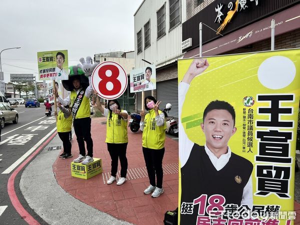 ▲台南市第一選區市議員候選人王宣貿，27日完成第100場街頭巡迴演講，以青年挺青年為訴求，呼籲市民一起投下挺18歲的這一票。（圖／記者林悅翻攝）