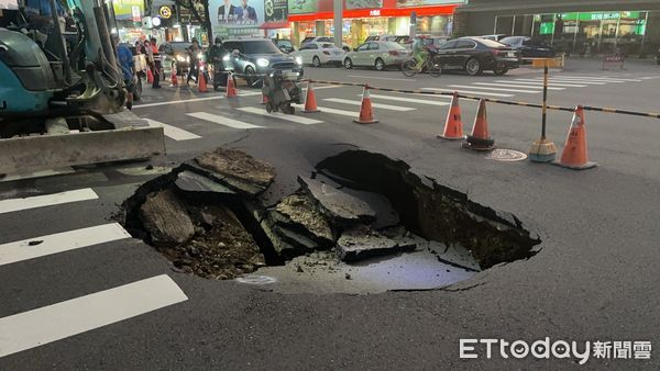 ▲▼台中市南屯區大墩路與大墩五街口今(27)日下午3時20分發生道路塌陷。（圖／記者游瓊華翻攝）