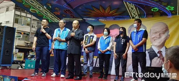 ▲藝人郭子乾模仿「蘇真衝」27日在萬丹萬惠宮廟口開講             。（圖／蘇清泉服務處提供，下同）