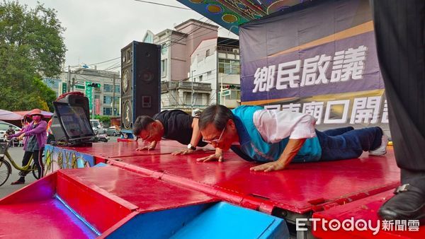 ▲藝人郭子乾模仿「蘇真衝」27日在萬丹萬惠宮廟口開講             。（圖／蘇清泉服務處提供，下同）