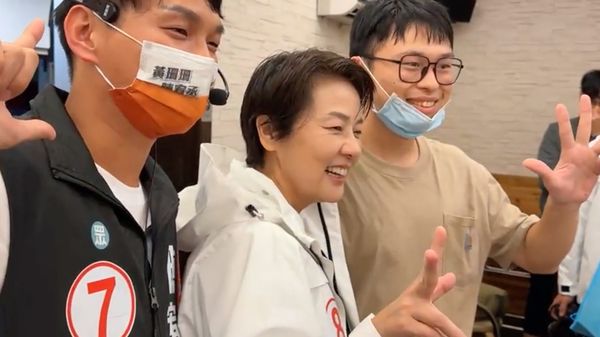 ▲▼無黨籍台北市長候選人黃珊珊、民眾黨台北市議員候選人陳宥丞。（圖／翻攝自黃珊珊直播） 