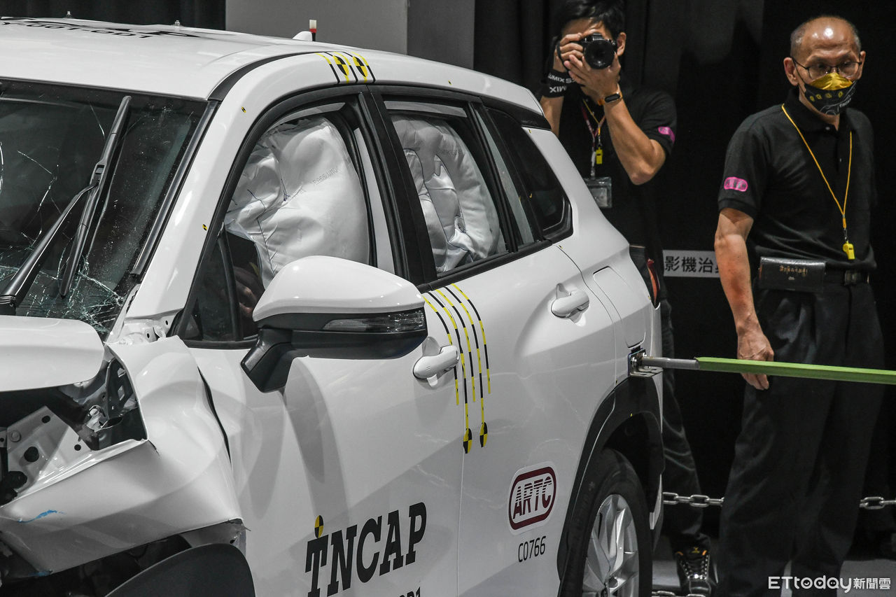 ▲今年8月底正式啟用的TNCAP實驗室，找來台灣暢銷車款Corolla Cross公開撞擊測試過程。（圖／記者徐煜展攝。）