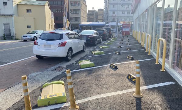 ▲▼寶雅停車場遭「違停封印」。（圖／翻攝自爆料公社公開版）