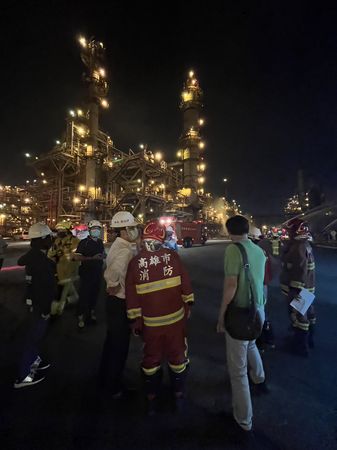 高雄中油大林煉油廠大火，陳其邁前往視察。（圖／翻攝自Facebook／陳其邁）