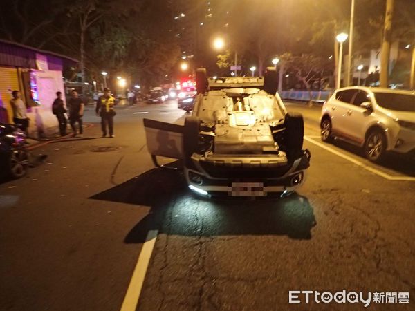 ▲「拓海也哭了！」熟女在家喝完開車跑出門醉撞路邊車　酒測值高達0.81。（圖／民眾提供）