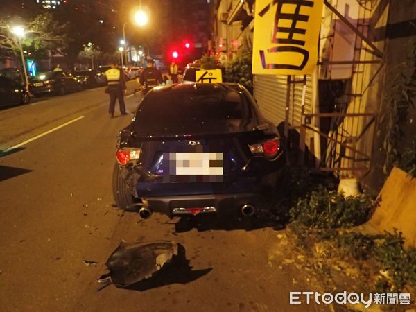 ▲「拓海也哭了！」熟女在家喝完開車跑出門醉撞路邊車　酒測值高達0.81。（圖／民眾提供）