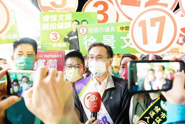 ▲民進黨桃園市長候選人鄭運鵬今（28）日上午指出，兩個多月來造訪行程破千場，一個人當三個人用、一天當五天用。（圖／鄭運鵬競辦提供）