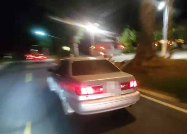 ▲原po表示，被銀色轎車惡意逼車。（圖／翻攝自臉書／靠北金門）