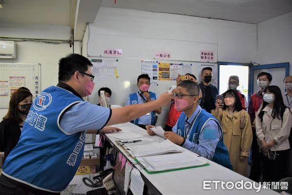 ▲▼評鑑優等的國光客運遊覽車舉辦觀摩會，示範出車前保養及駕駛報到流程。（圖／國光客運）