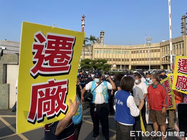 ▲▼大林鄉親中油門口「喊拒絕摸頭」要搭棚棚監督　董座不願承諾：監督方式有很多種。（圖／記者許展溢攝）