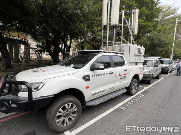 ▲電信業者出動行動基地車補強訊號。（圖／記者許宥孺翻攝）