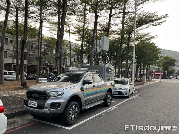 ▲電信業者出動行動基地車補強訊號。（圖／記者許宥孺翻攝）