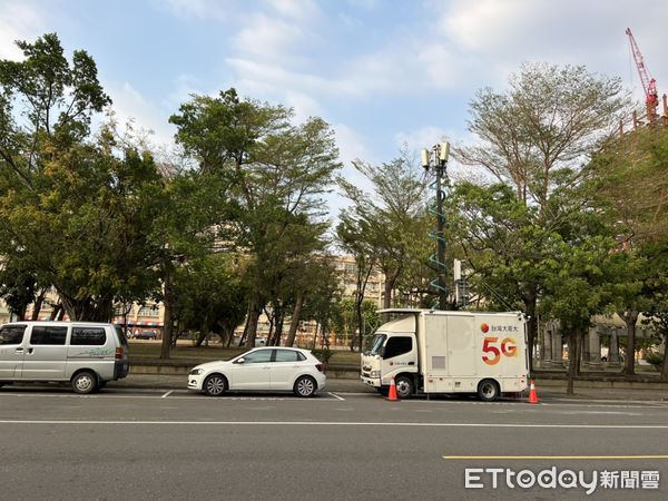 ▲電信業者出動行動基地車補強訊號。（圖／記者許宥孺翻攝）