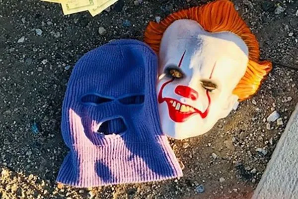 恐怖小丑「潘尼懷斯」在街上犯案　女ATM領錢被搶又有1女被性侵。（圖／翻攝自Victorville Police Department）