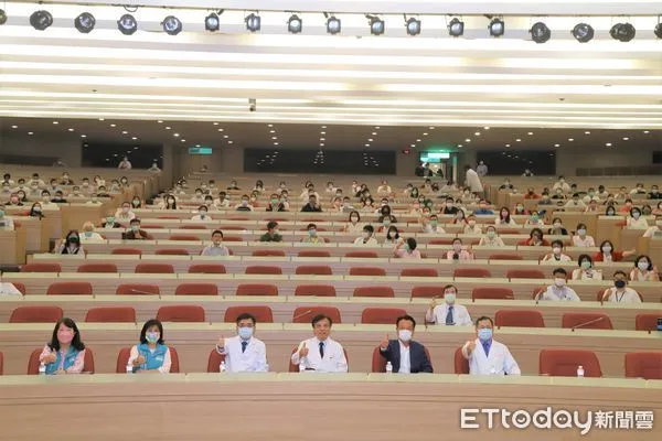 ▲▼嘉義長庚醫院20周年 翁章梁祝賀嘉勉 。（圖／嘉義縣政府提供）