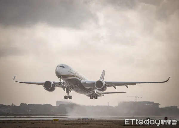 ▲▼星宇航空首架A350交機，設有目前國內唯一的奢華頭等艙，董事長張國煒親自駕機返台。（圖／星宇航空）