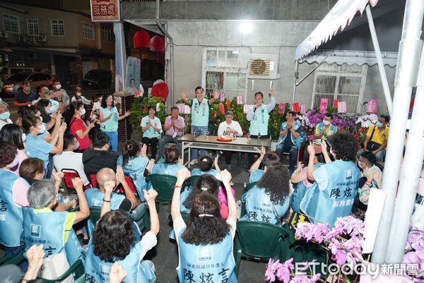 ▲柯文哲率同縣黨候選人到屏東市夜市拜票             。（圖／民眾黨屏東縣黨部提供，下同）