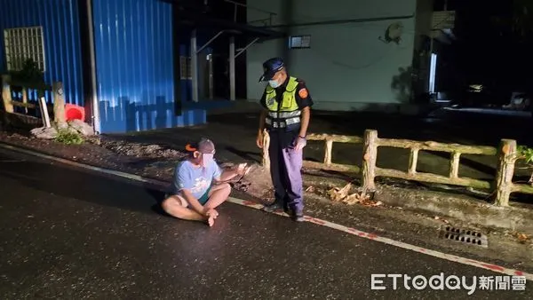 ▲▼天雨又冷，男子喝醉竟睡在濕了路邊。（圖／玉里警分局提供，下同）
