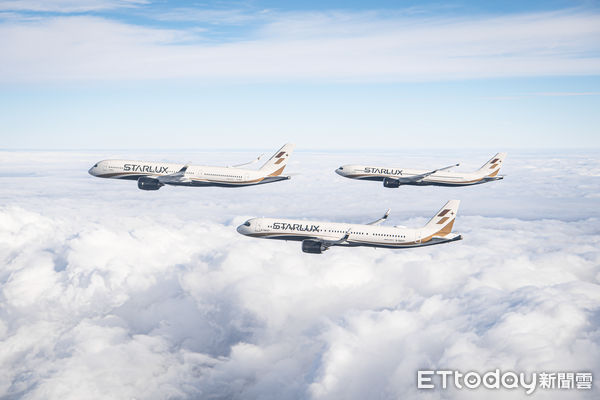 ▲▼星宇航空A321neo、A330neo伴飛張國煒親駕的新機A350-900，三角隊型編隊飛行，留下歷史性一刻的畫面。（圖／星宇航空）