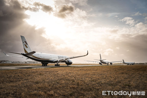 ▲▼星宇航空A321neo、A330neo伴飛張國煒親駕的新機A350-900，三角隊型編隊飛行，留下歷史性一刻的畫面。（圖／星宇航空）