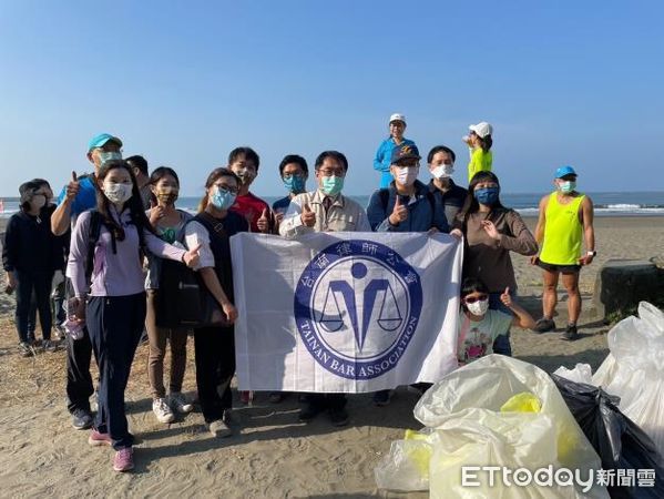 ▲台南市日本人協會及台南市民間團體一起於漁光島進行淨灘活動後，台南市長黃偉哲一早也到場共襄盛舉，盼台日攜手共創美麗的海洋環境。（圖／記者林悅翻攝，下同）