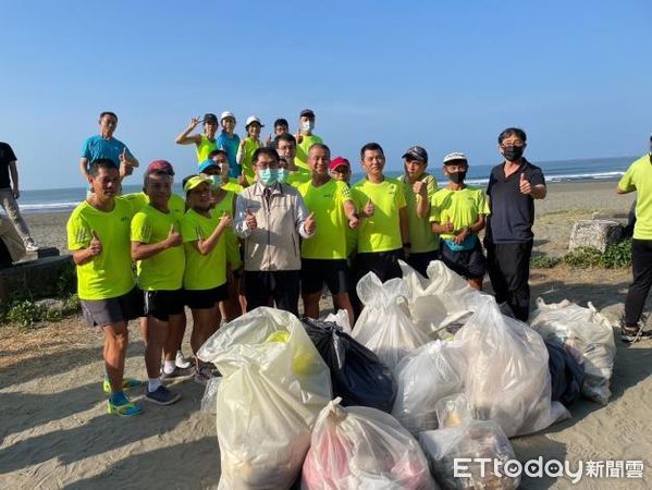 ▲台南市日本人協會及台南市民間團體一起於漁光島進行淨灘活動後，台南市長黃偉哲一早也到場共襄盛舉，盼台日攜手共創美麗的海洋環境。（圖／記者林悅翻攝，下同）