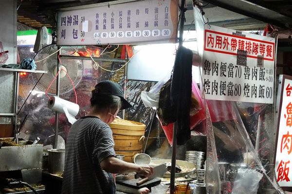 ▲▼台北橋頭滷肉飯，一開賣就開始排隊。（圖／部落客水晶安蹄提供）