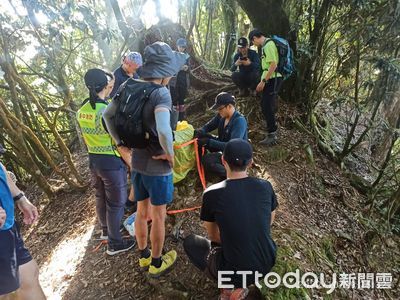 男鳶嘴稍來步道「跌20m山谷」　頭受傷手骨折...救難人員護送下山