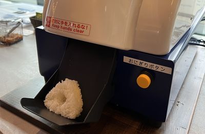好想擺一台在家！飯糰一鍵就能「自動成型」　口味、形狀隨你選
