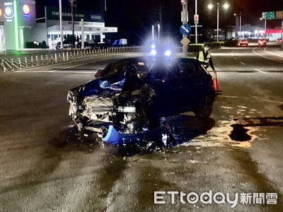 斗南2車猛撞1車噴50公尺撞安全島 1女與2歲男童急送醫