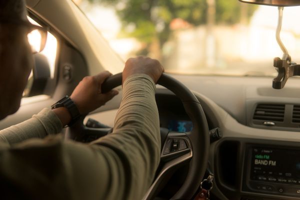 ▲修車師發現男子車上遭裝定位器，勸他先不要拆，成功讓男子逮到徵信人員。（示意圖／取自免費圖庫Pixabay）