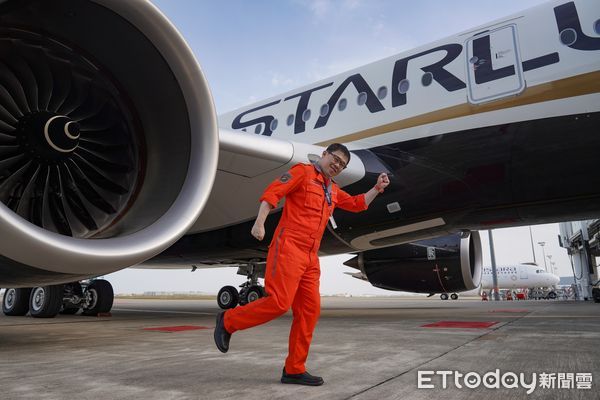 ▲星宇航空董事長張國煒親駕首架A350-900返台。（圖／星宇航空）