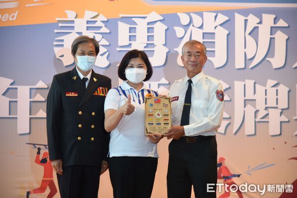 ▲「一日義消終生義消，代代傳承永續發展」，雲林縣消防局頒發今年度義勇消防人員年資標獎牌合計144人。（圖／記者蔡佩旻翻攝）