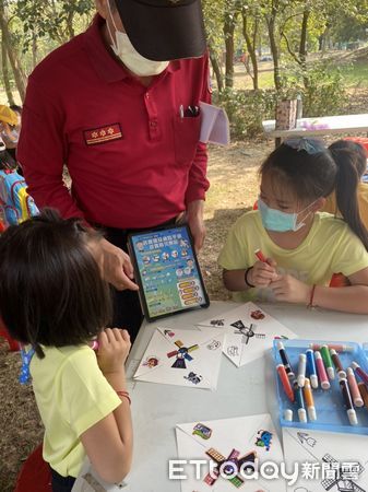 ▲台南市消防局第一救災救護大隊柳營分隊，在德元埤進行防火宣導活動，民眾享受午後悠閒的時光外，也能同時學習防火防災知識，可謂一舉數得。（圖／記者林悅翻攝，下同）