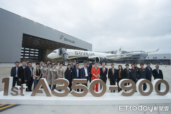 ▲▼星宇航空首架A350-900由董事長張國煒親自駕機返台。（圖／星宇航空）