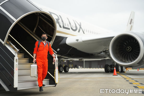 ▲▼星宇航空首架A350-900交機，張國煒親自駕機返台。（圖／星宇航空）