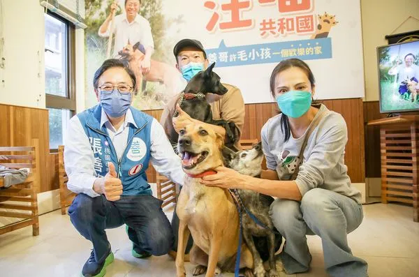 ▲國民黨桃園市長候選人張善政今（29）日出席「桃園汪喵共和國：善哥許毛小孩一個歡樂的家」寵物座談會，分享自己以前收養流浪狗心得。（圖／張善政競辦提供）