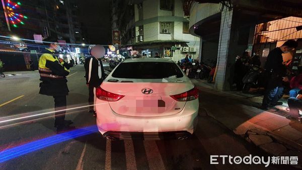 ▲▼   蘆洲警察違規車，赫然發現整車人都有問題          。（圖／記者戴上容翻攝）