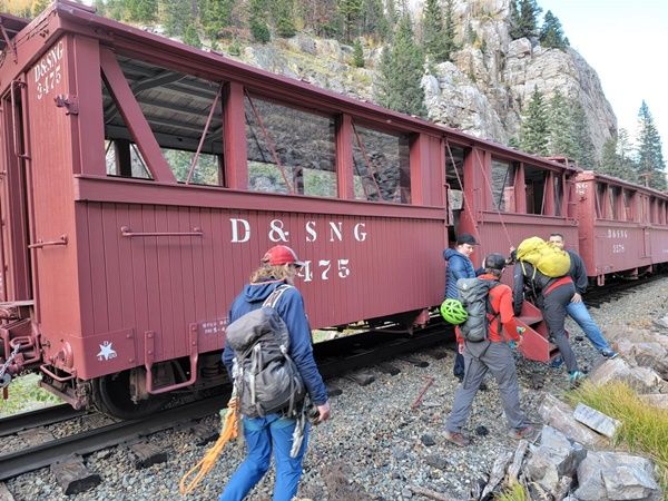 ▲▼女乘客搭火車一眼找到登山客。（圖／翻攝科羅拉多州聖胡安郡緊急管理辦公室）