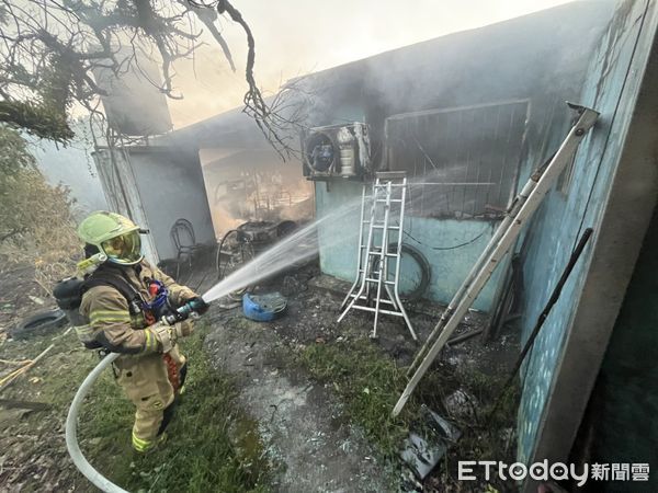 ▲台南市南化區中坑里下午傳出住宅火警，消防人員到場發現係一樓平房燃燒，馬上進行射水搶救，及時撲滅火勢。（圖／民眾提供，下同）