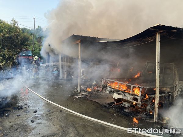 ▲台南市南化區中坑里下午傳出住宅火警，消防人員到場發現係一樓平房燃燒，馬上進行射水搶救，及時撲滅火勢。（圖／民眾提供，下同）